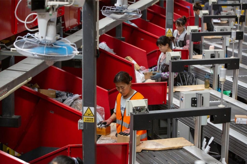 图为江苏省南通市工作人员在顺丰速递智慧快递分拣流水线上作业。