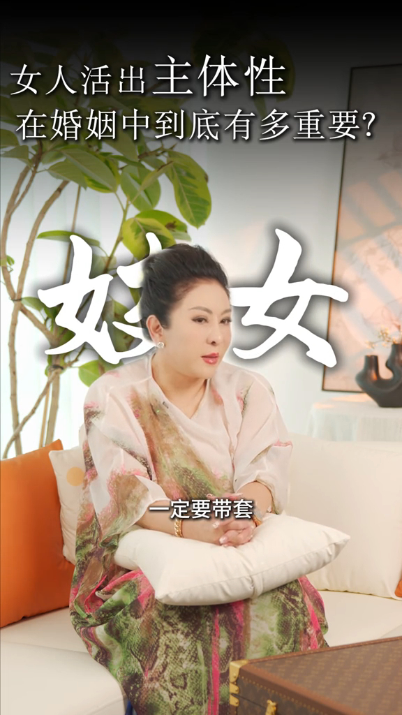 向太近日拍片表示,老公向华强可以带妓女回房间,但必须戴套。 向太近日拍片表示,老公向华强可以带妓女回房间,但必须戴套。