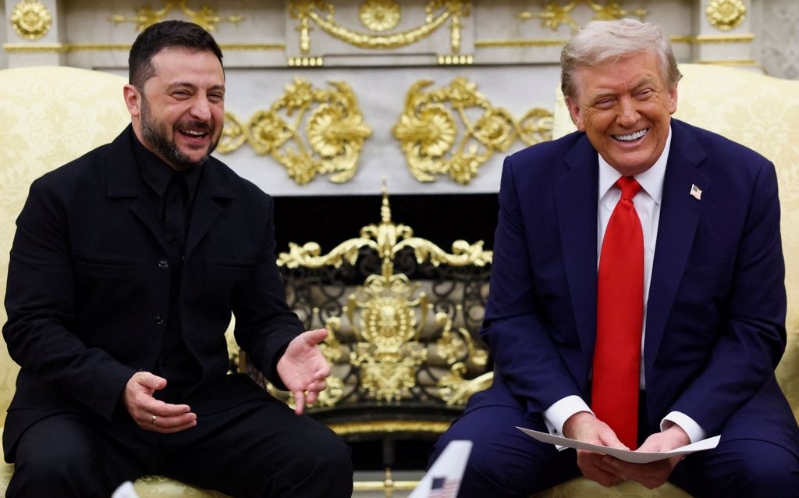 乌克兰总统泽连斯基18日换上一身正式的黑色西装，在白宫椭圆形办公室会见美国总统特朗普时，双方都露出灿烂的笑容，气氛与上次会谈截然不同。