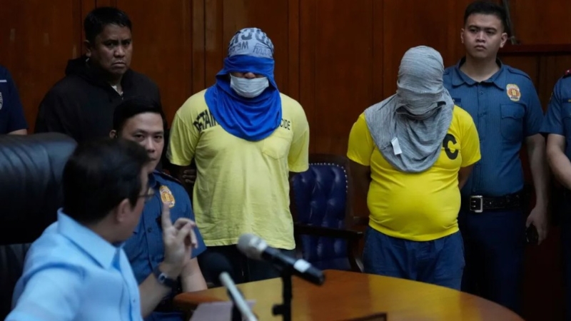 菲律宾警方拘捕两名涉案疑犯。