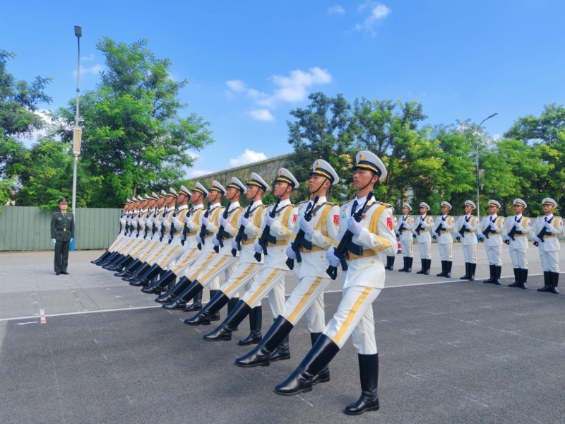 三军仪仗队官兵在30摄氏度的高温下,演示训练情况。 三军仪仗队官兵在30摄氏度的高温下,演示训练情况。