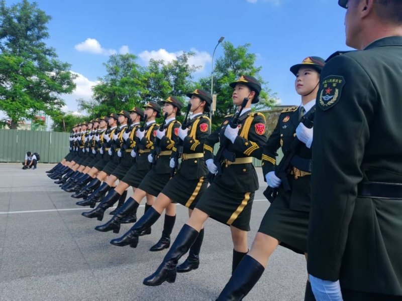 教官要求受阅官兵的每个动作和表情都要做到无可挑剔。