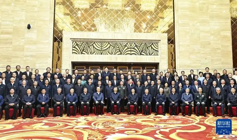 8月20日下午,中共中央总书记、国家主席、中央军委主席习近平在拉萨亲切接见西藏自治区及有关部门、各地市负责同志和老同志代表,并同大家合影留念。 8月20日下午,中共中央总书记、国家主席、中央军委主席习近平在拉萨亲切接见西藏自治区及有关部门、各地市负责同志和老同志代表,并同大家合影留念。