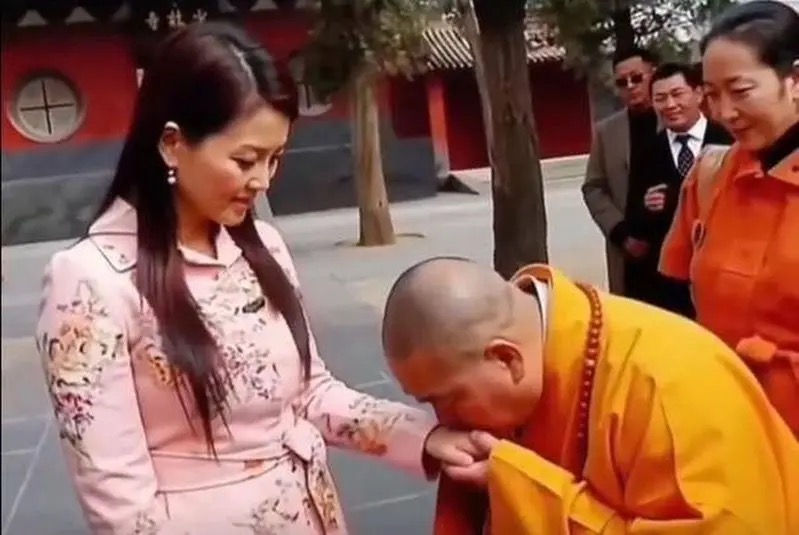 网传释永信亲吻李湘手背的照片。 网传释永信亲吻李湘手背的照片。