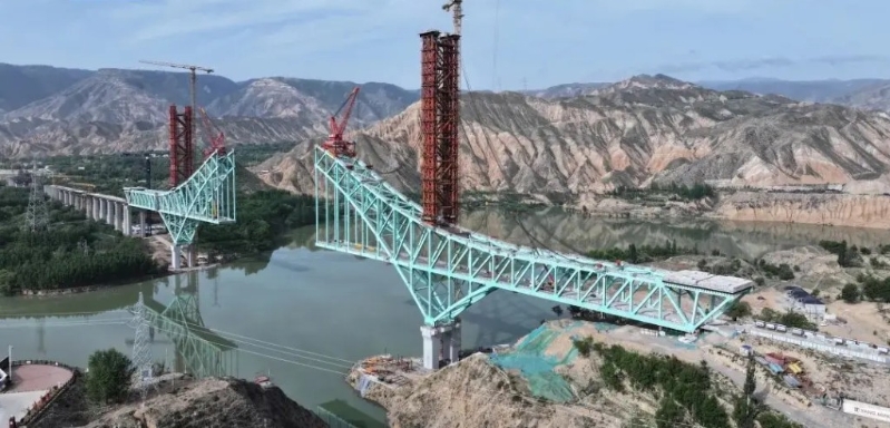 施工中的尖扎黄河特大桥。