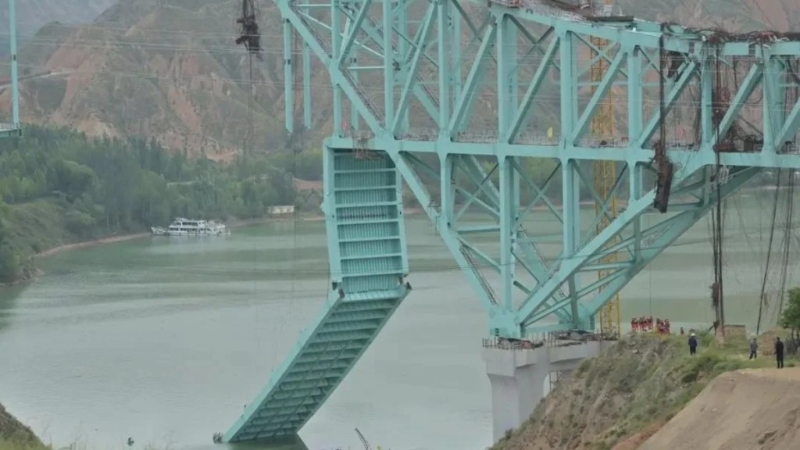 事发后，大桥有部件悬垂半空。