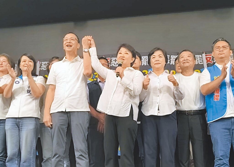 国民党主席朱立伦(左三)点名要台中市长卢秀燕(右四)接棒,图为17日造势活动,卢拉起朱的手,称赞朱这几年表现有目共睹。 国民党主席朱立伦(左三)点名要台中市长卢秀燕(右四)接棒,图为17日造势活动,卢拉起朱的手,称赞朱这几年表现有目共睹。