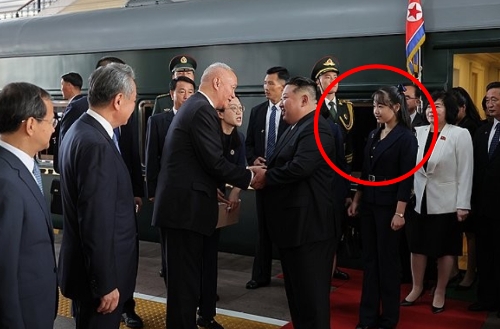 金正恩携女儿金主爱（红圈）访华。