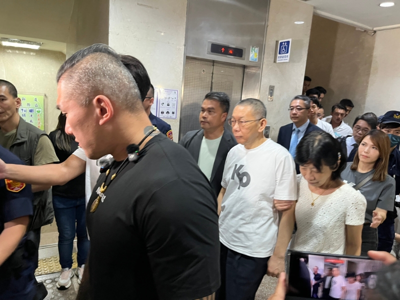 柯文哲换新衣服