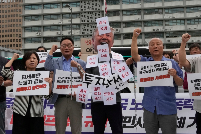 一名戴着美国总统特朗普面具的抗议者,2025年9月9日在韩国首尔美国大使馆附近参加集会,抗议乔治亚州移民突袭行动中韩国工人遭到拘留。标语部分文字写着“立即释放与特朗普道歉”。 一名戴着美国总统特朗普面具的抗议者,2025年9月9日在韩国首尔美国大使馆附近参加集会,抗议乔治亚州移民突袭行动中韩国工人遭到拘留。标语部分文字写着“立即释放与特朗普道歉”。