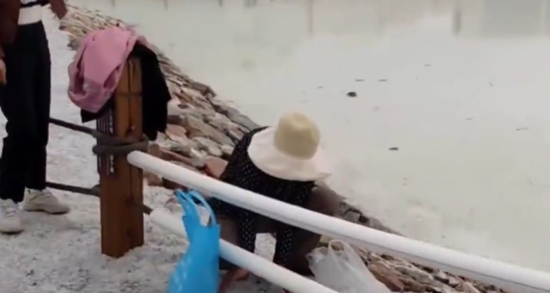 缺德游客大袋载盐当战利品 缺德游客大袋载盐当战利品