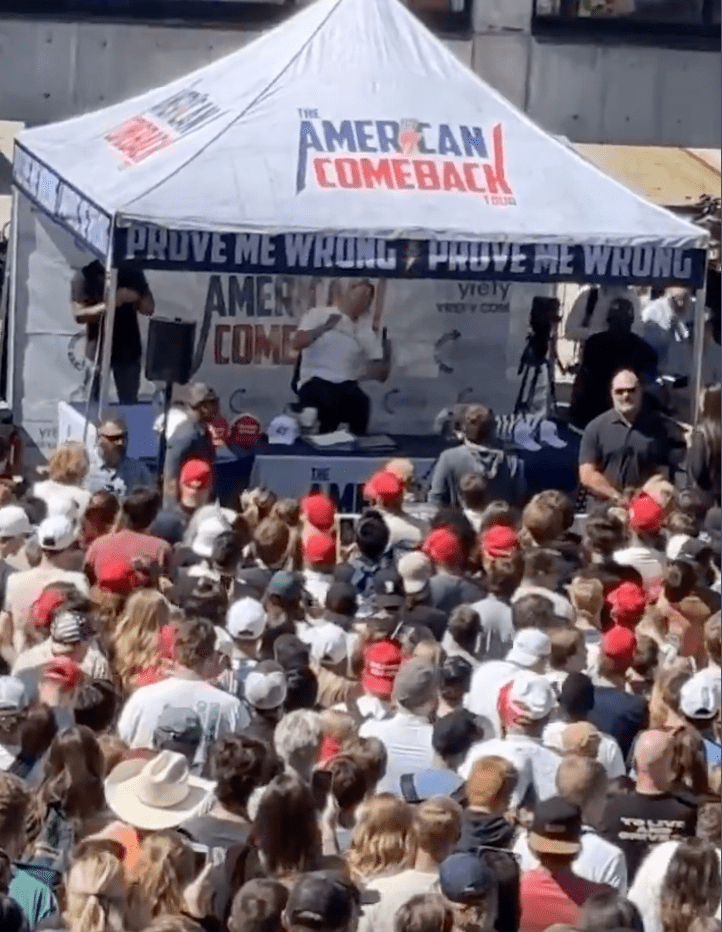 柯克演讲时颈部中枪。 柯克演讲时颈部中枪。