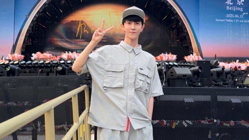 网传男星于朦胧堕楼，消息实时登上微博热搜。