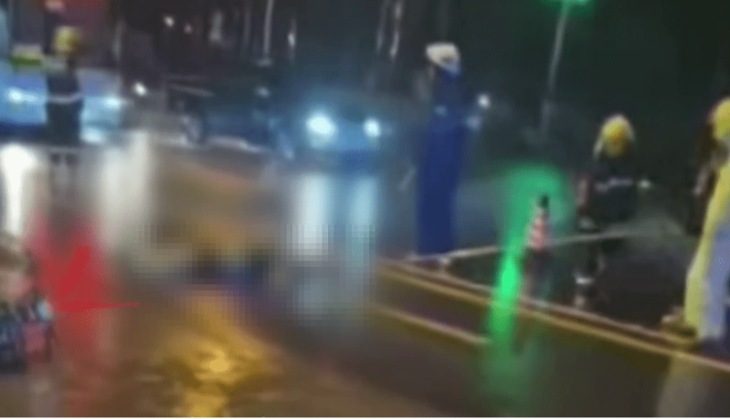 厦门一男子因暴雨天路灯漏电触电身亡。 厦门一男子因暴雨天路灯漏电触电身亡。