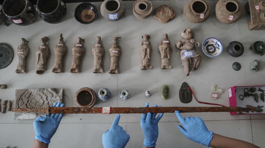 警方不时破获盗墓案,救回被偷走的文物。 警方不时破获盗墓案,救回被偷走的文物。