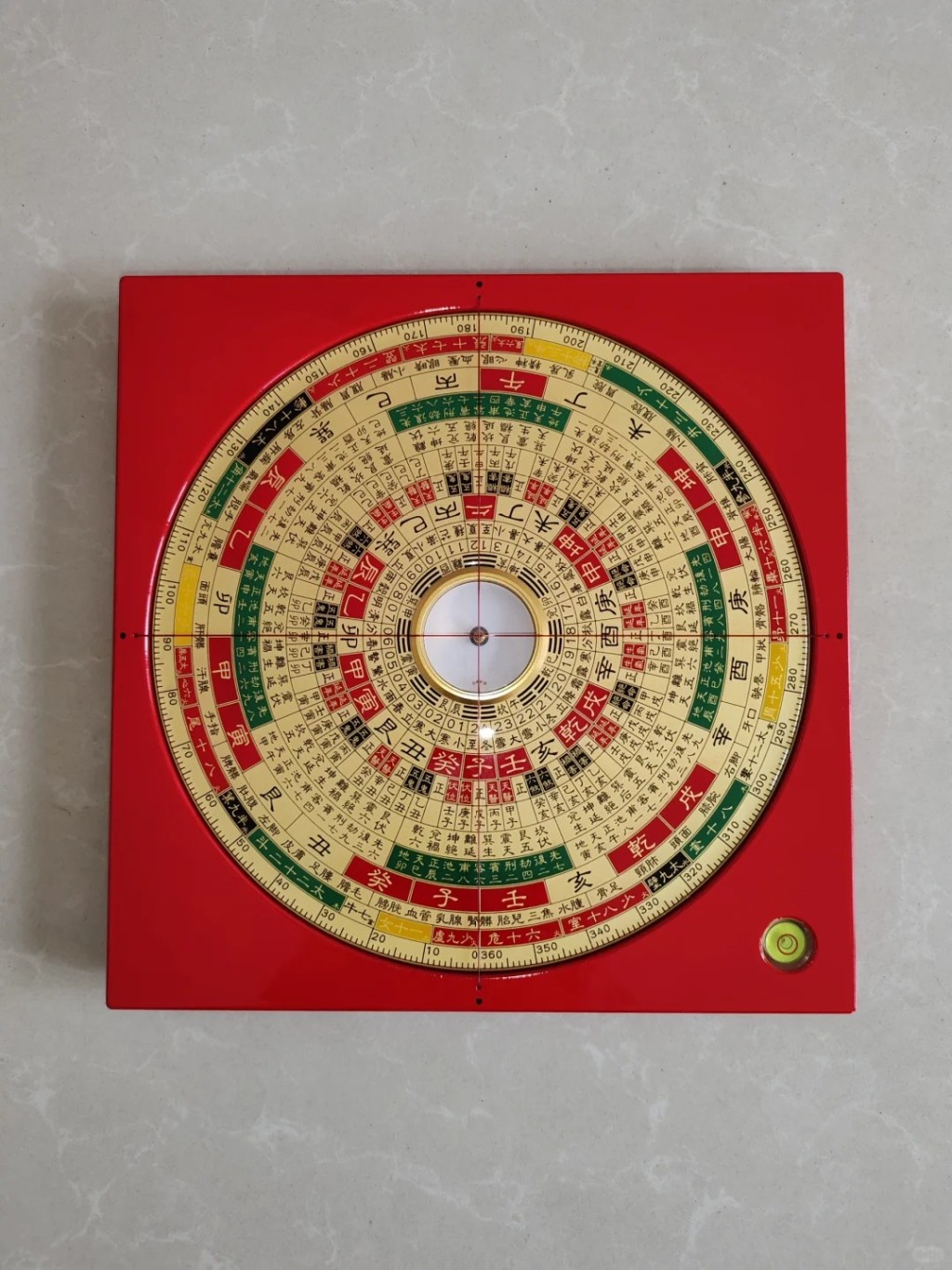 风水学中许多寻找龙穴宝地的学问,也被盗墓者拿来确定古墓。 风水学中许多寻找龙穴宝地的学问,也被盗墓者拿来确定古墓。