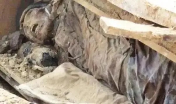 古人墓穴常有珍贵物品陪葬,成为盗墓者目标。 古人墓穴常有珍贵物品陪葬,成为盗墓者目标。