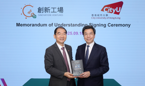 李开复博士（右）向杨梦苏教授（左）赠送其著作。