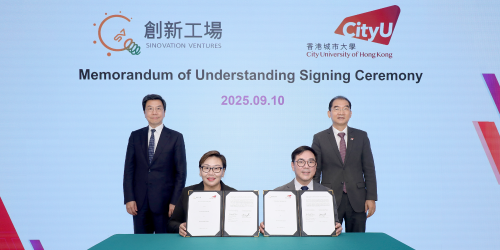 备忘录在城大高级副校长（创新及企业）杨梦苏教授（右一）、创新工场董事长及首席执行官李开复博士（左一）见证下，由城大协理副校长（创新）及城大创新学院院长谢智刚教授（右二）、代表创新工场孵化器公司的黄幸娟博士签署（左三）。