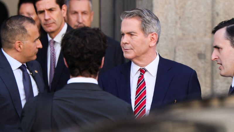 周日会谈结束后，贝森特表示：“我们明天早上再开始