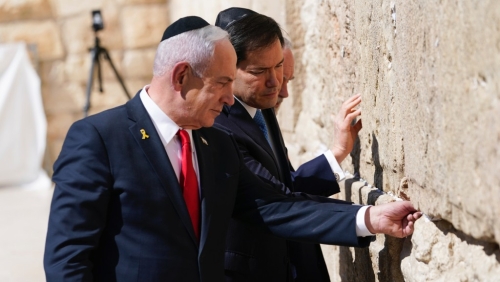 以色列总理内塔尼亚胡陪同鲁比奥到访哭墙,称美以同盟“坚固如同哭墙石块”。美联社 以色列总理内塔尼亚胡陪同鲁比奥到访哭墙,称美以同盟“坚固如同哭墙石块”。美联社