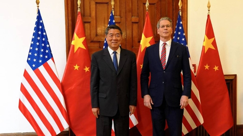 会谈前，何立峰与贝森特合影。