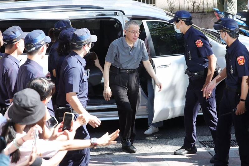 柯文哲在支持者加油声中抵达北院。 柯文哲在支持者加油声中抵达北院。