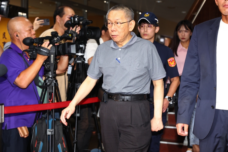 遭疑“适时”公布民调挺柯文哲？