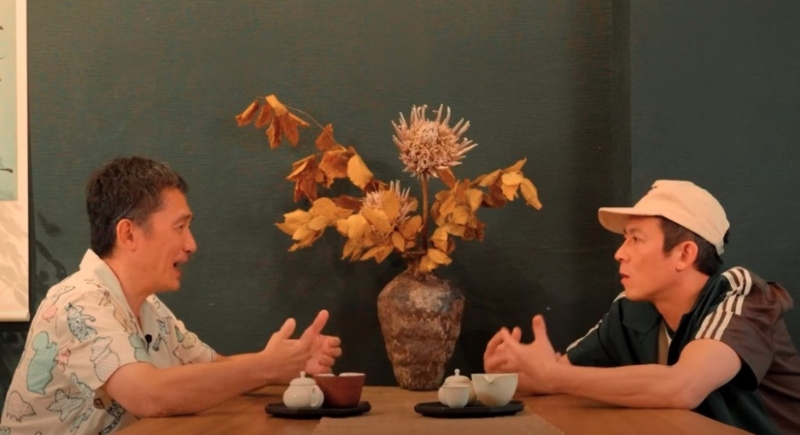 梁朝伟以最真实状态、有不少白头发的状态下，接受陈冠希访问。