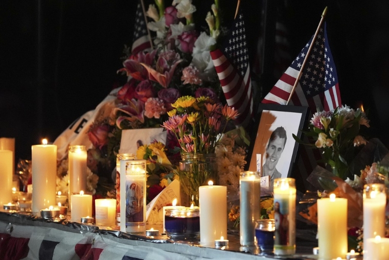 美国各地大批支持者悼念柯克。