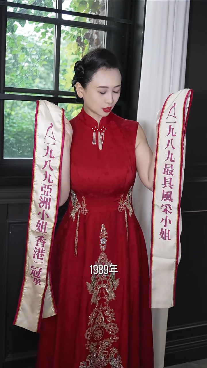 片中的翁虹穿上红色旗袍与及造型。 片中的翁虹穿上红色旗袍与及造型。