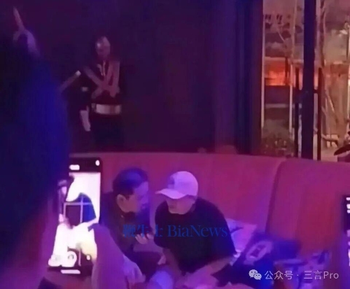 马云与邵晓锋现身总部酒吧。 (网上图片) 马云与邵晓锋现身总部酒吧。 (网上图片)