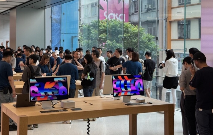 Apple iPhone 17系列今早（19日）8时开售，现场人头涌涌。