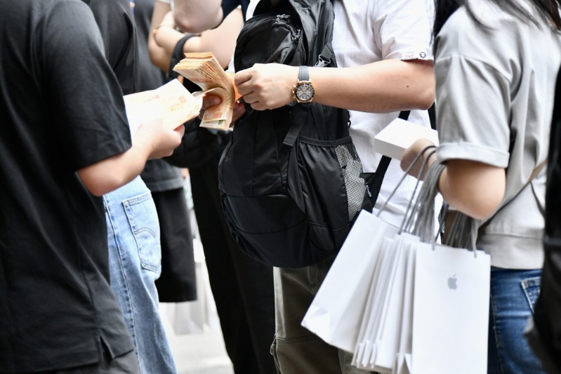 原价10,199元的宇宙橙17 Pro Max 256GB回收价达12,300元，即每部净赚2,100元。