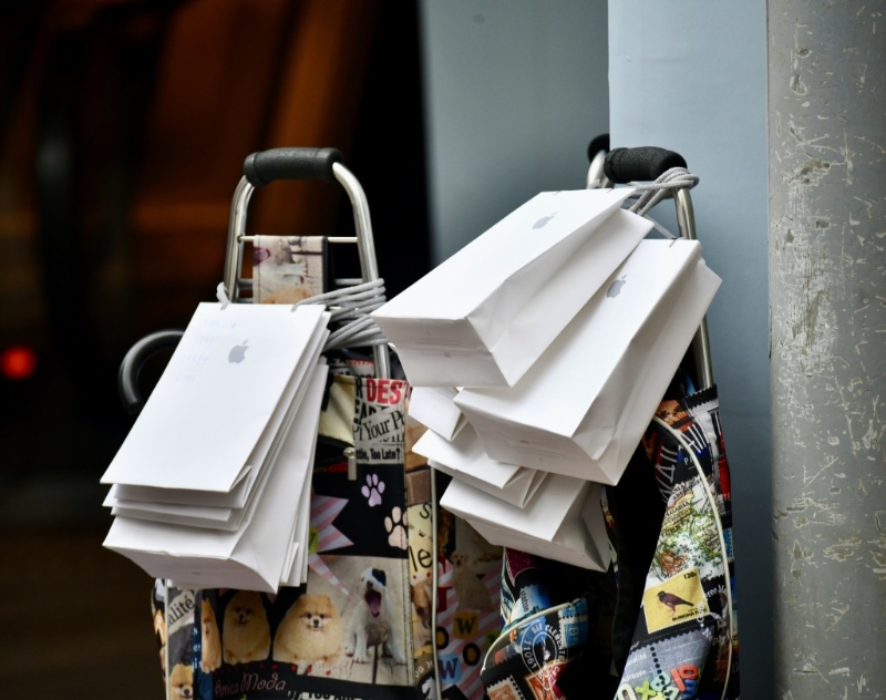 疑似收机党“回收”多部新iPhone。