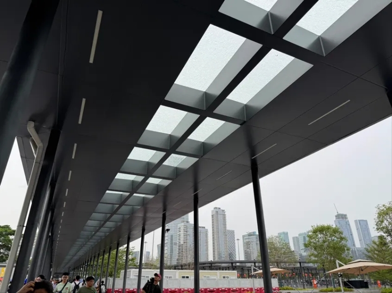 深圳湾口岸漏雨篷顶施工完成。