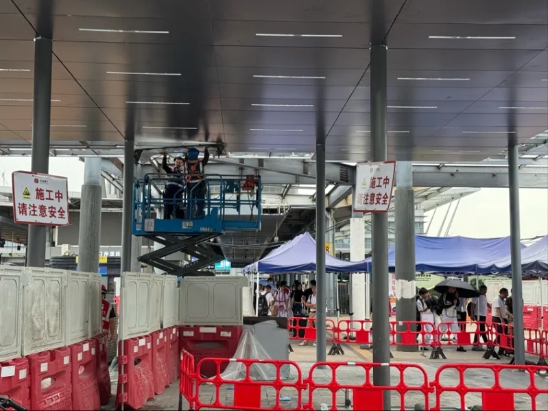 深圳湾口岸漏雨篷顶加快施工。