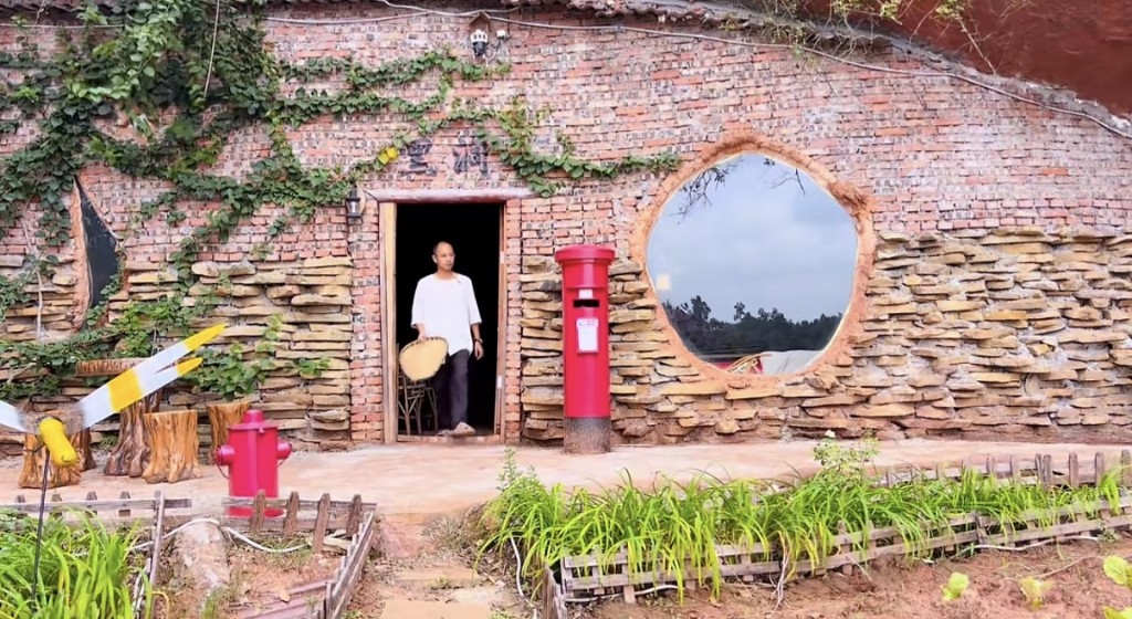 男子在崖壁下安家 男子在崖壁下安家