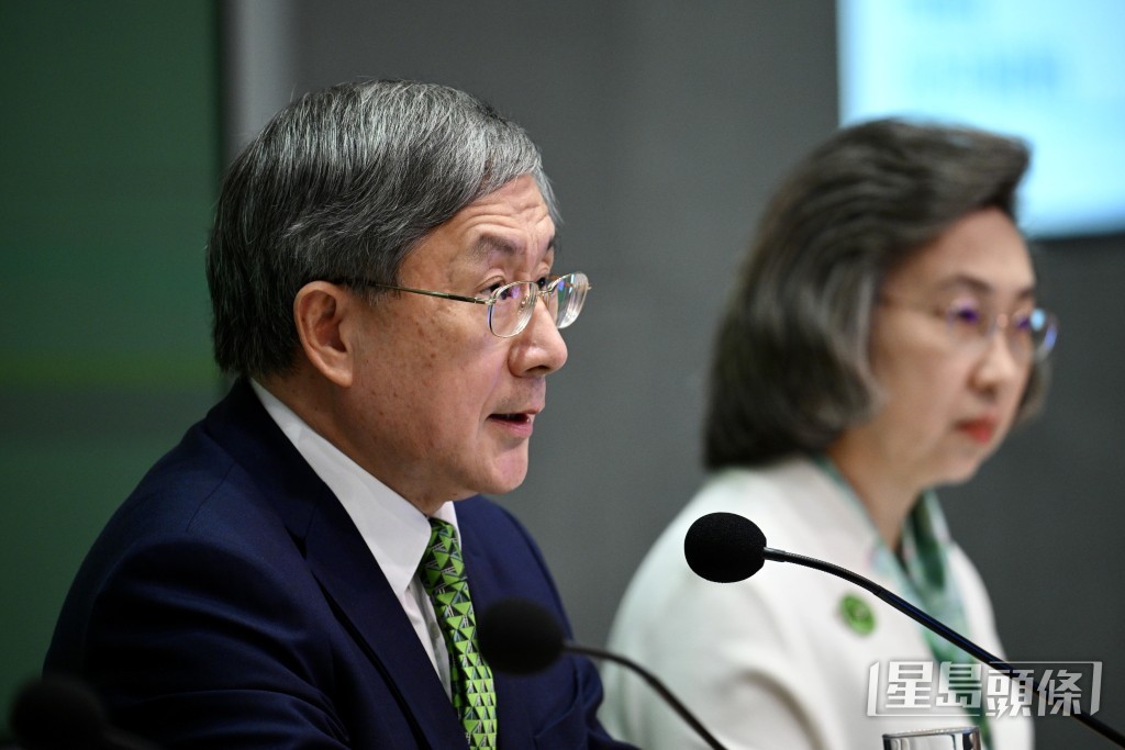 政务司副司长卓永兴(左)。 政务司副司长卓永兴(左)。