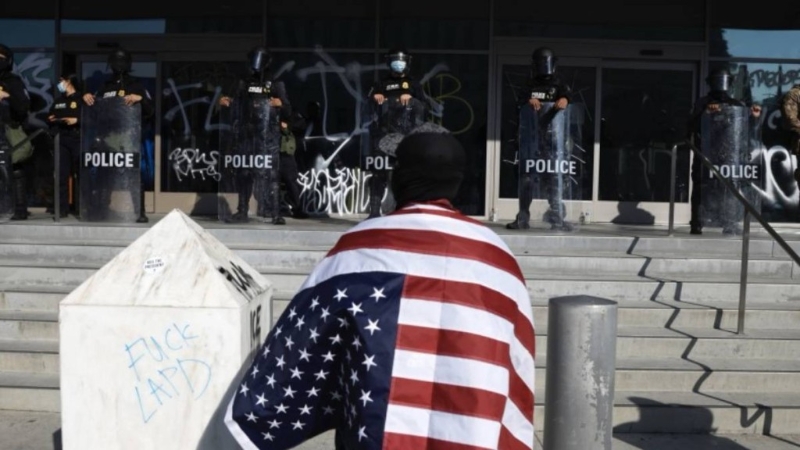 加州州长签署法案,禁止多数执法人员行动中佩戴面罩 加州州长签署法案,禁止多数执法人员行动中佩戴面罩