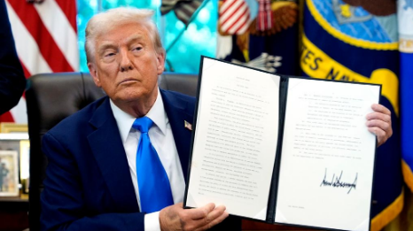 画面为特朗普19日在白宫签署实施金卡制度的行政命令。 画面为特朗普19日在白宫签署实施金卡制度的行政命令。