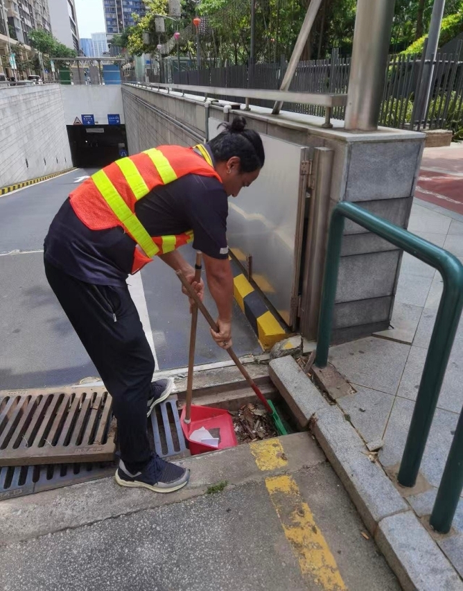 交通事务局人员于停车场入口进行渠道疏理工作。 交通事务局人员于停车场入口进行渠道疏理工作。