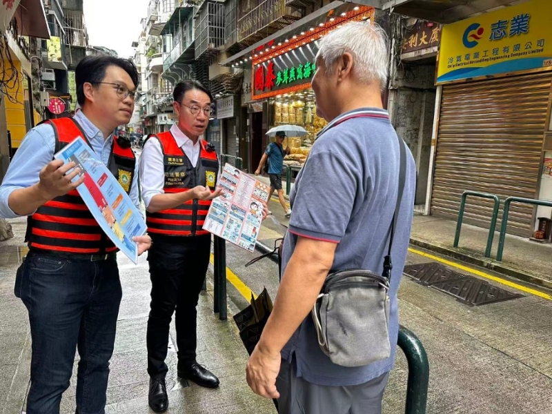 司警局撤离小队向区内居民及商户派发撤离计划宣传单张。 司警局撤离小队向区内居民及商户派发撤离计划宣传单张。