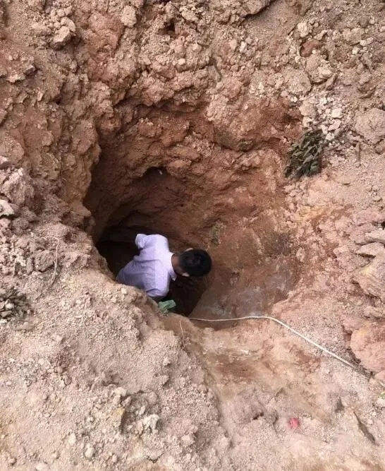 陨石猎人步凡深挖3米,令423公斤陨石重见天日。 陨石猎人步凡深挖3米,令423公斤陨石重见天日。