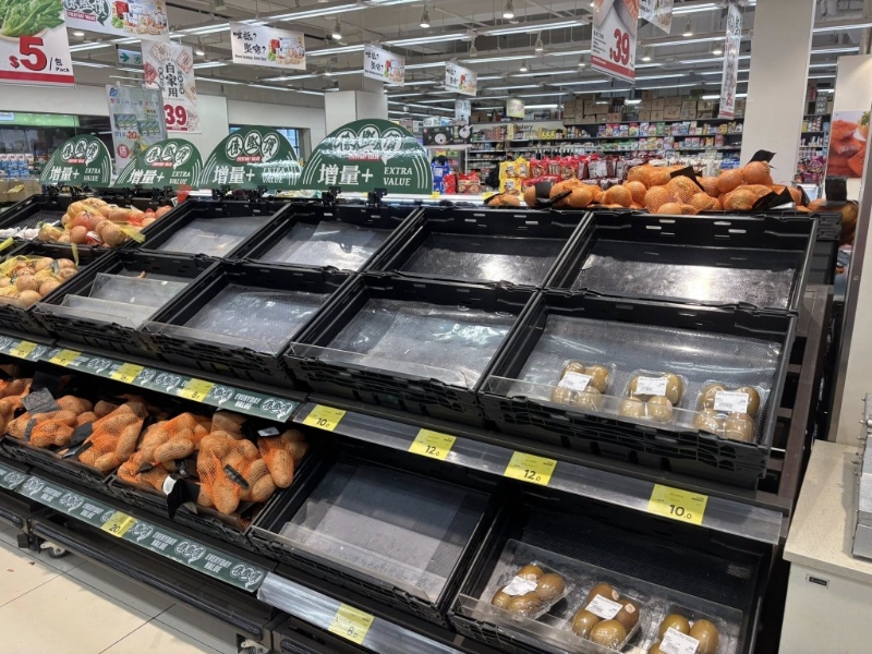 直击超市扫货潮人龙排到出门口 直击超市扫货潮人龙排到出门口