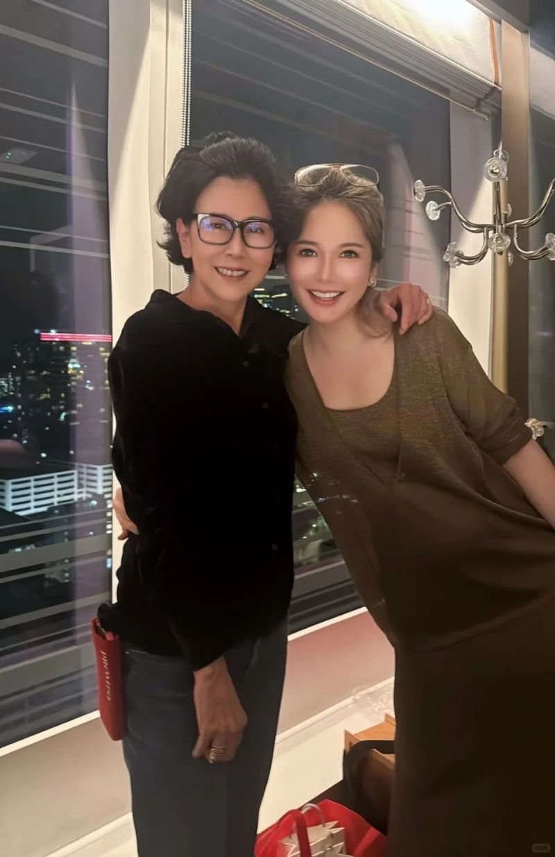 葛雯竹在社交平台分享她与周凯旋共进晚餐的合照。