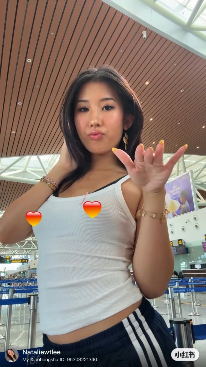 李婉华大女Natalie打扮火辣。