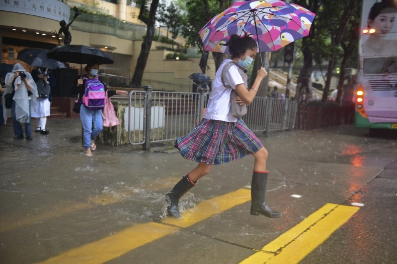 教育局宣布学校上课安排。 教育局宣布学校上课安排。