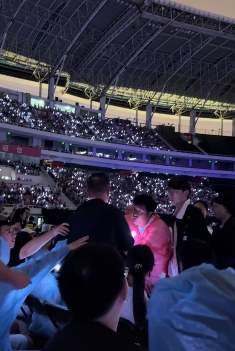 五月天长沙演唱会观众爆发激烈冲突。 五月天长沙演唱会观众爆发激烈冲突。