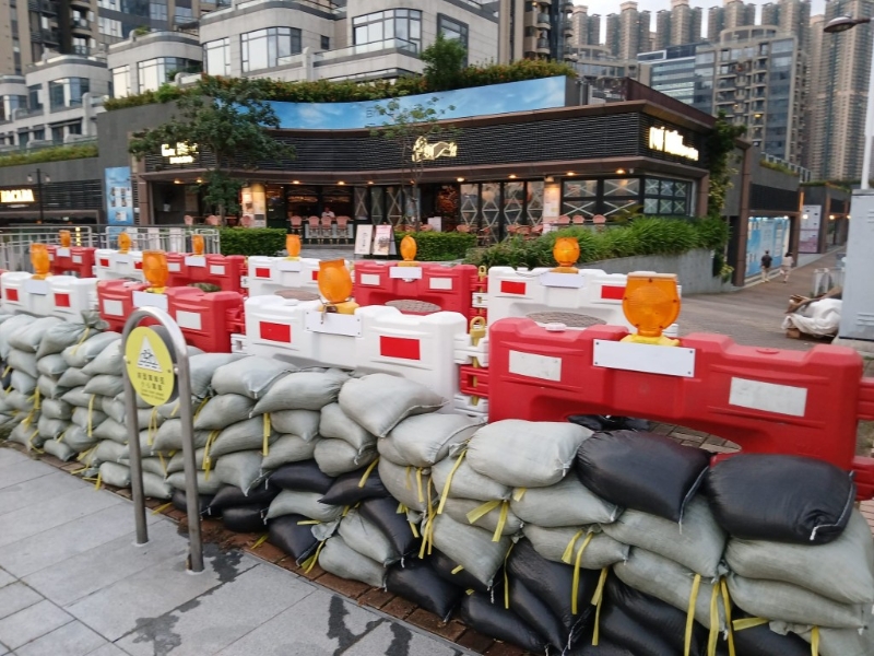 附着水马的双重沙包阵，已妥妥的放在两边大路出入口。 沙包静观昨日暴风雨前夕的落 霞，大有笑看风云的气慨。